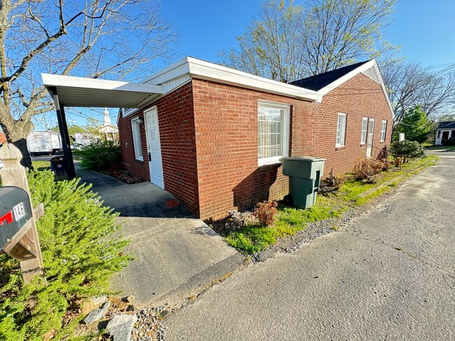 Building Photo - 1500 Sq ft Office Space Downtown Mooresville