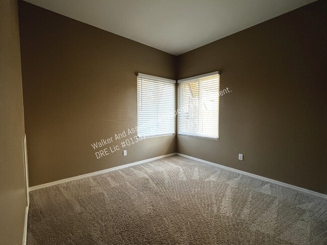 Building Photo - 202 Larkspur Dr