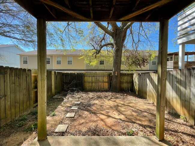 Building Photo - Foxhill Commons - 12 Month Minimal Lease! ...