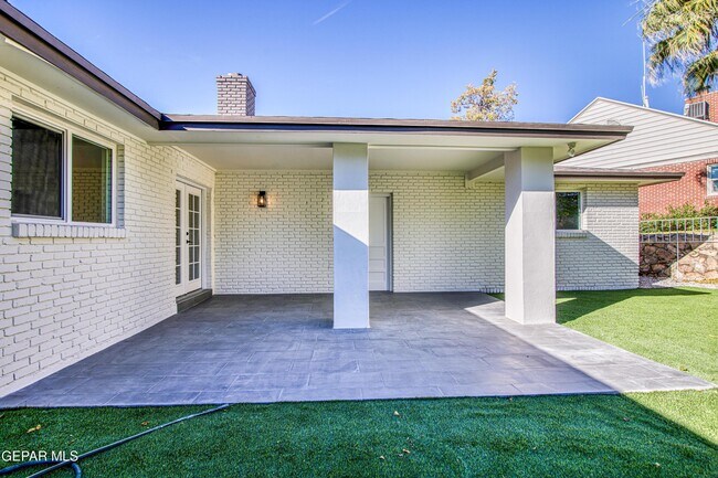 Building Photo - 1210 La Cruz Dr