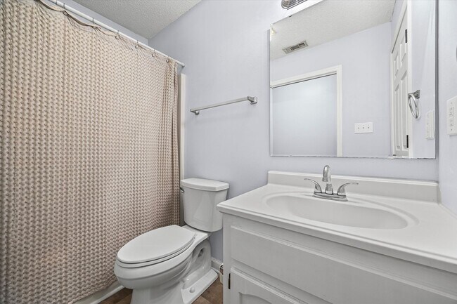 Building Photo - Updated and well maintained 3 bedroom, 2 b...