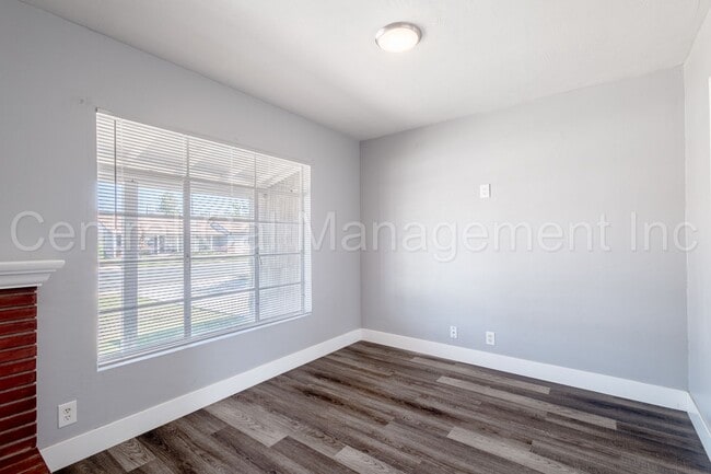 Building Photo - 3 Bedroom/1 Bath Home - $1895 Per Month! M...
