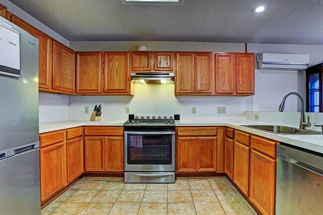 Building Photo - 3911 Spring Garden Dr