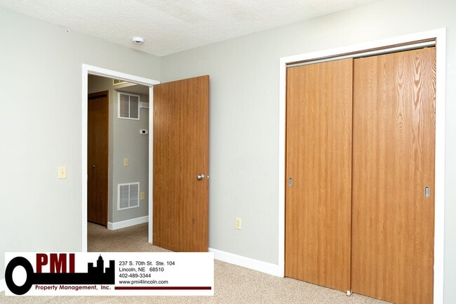 Building Photo - 2 Bedroom and 1 Bathroom Duplex Available ...