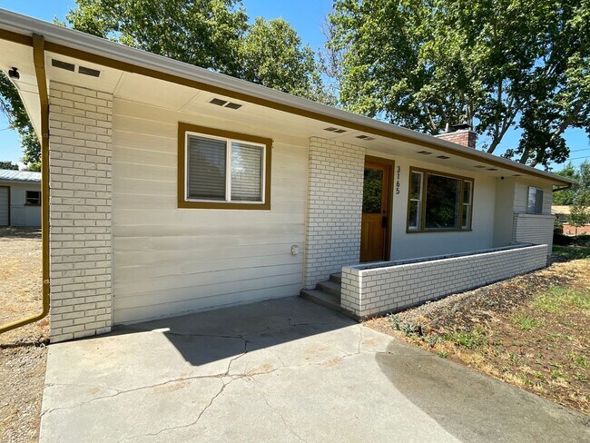 Building Photo - Cozy Mid-Century Modern on a Half Acre!