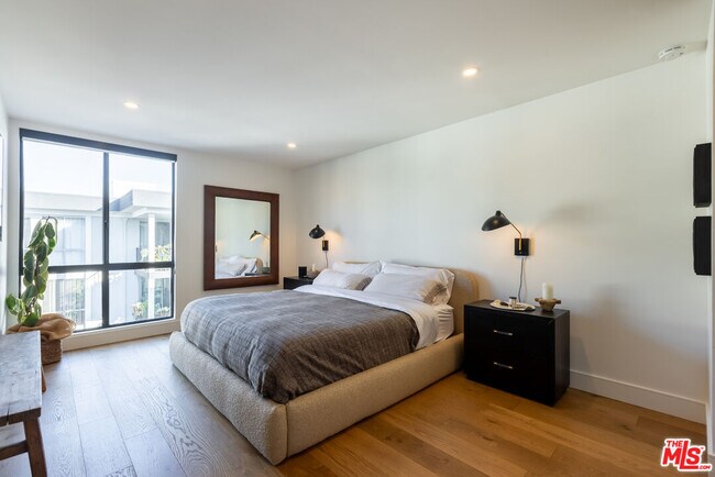 Building Photo - 1351 N Crescent Heights Blvd