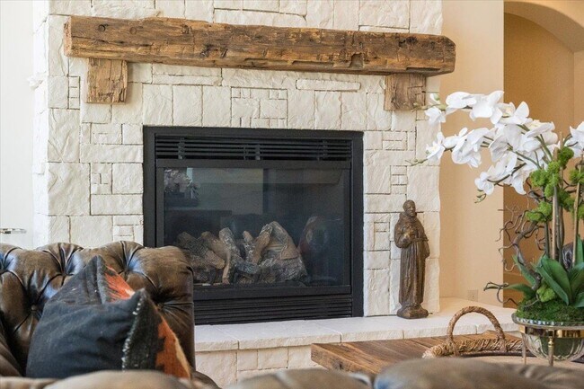Building Photo - 6750 Golden Pheasant Ln