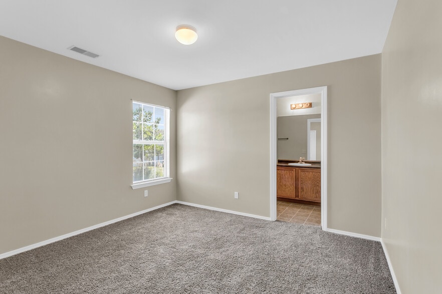 Bedroom 1 up - 140 Fairgreen St