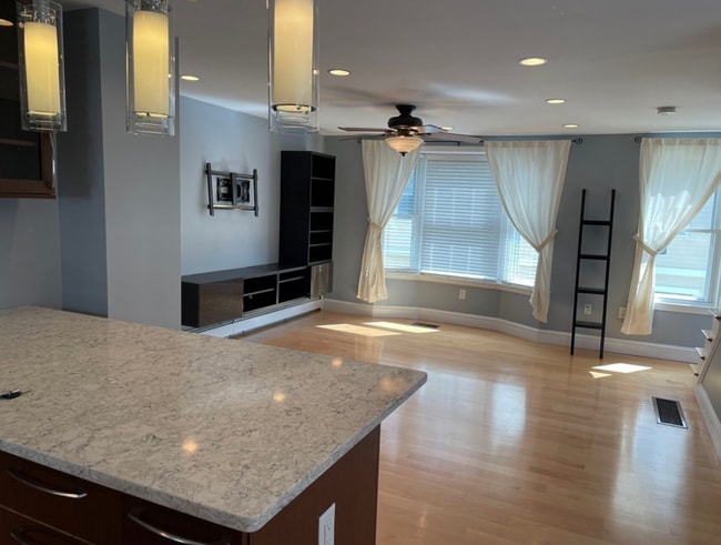 Building Photo - Spacious Townhouse - with parking!