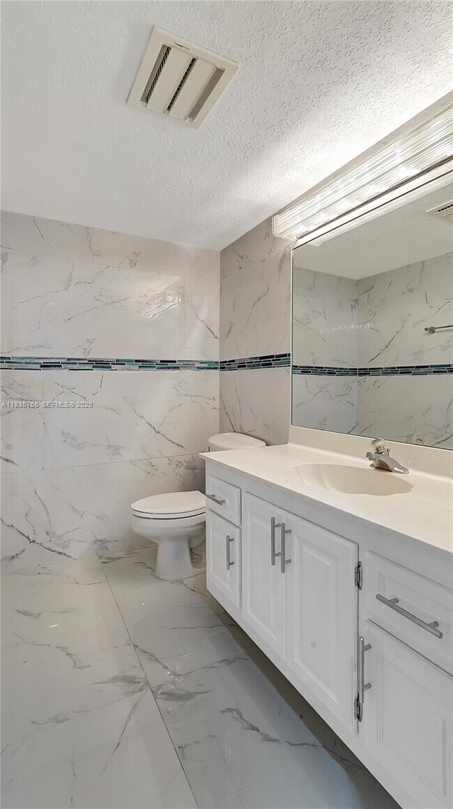 Building Photo - 205 Dunwoody Ln