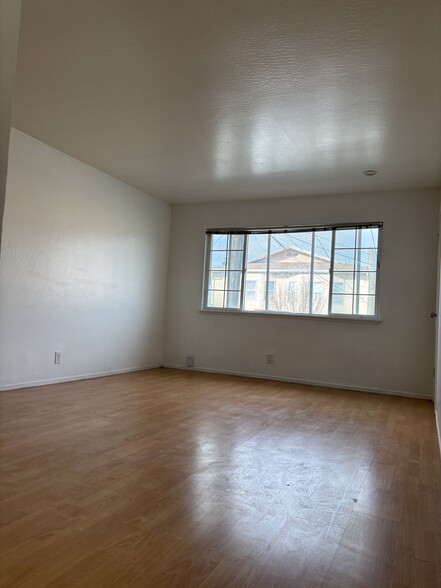 Spacious living room with walk in closet near window - 3044 Market St