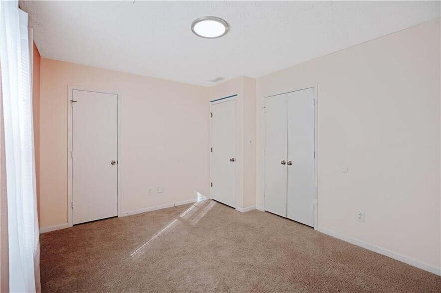 Building Photo - 1528 Carriage Ln