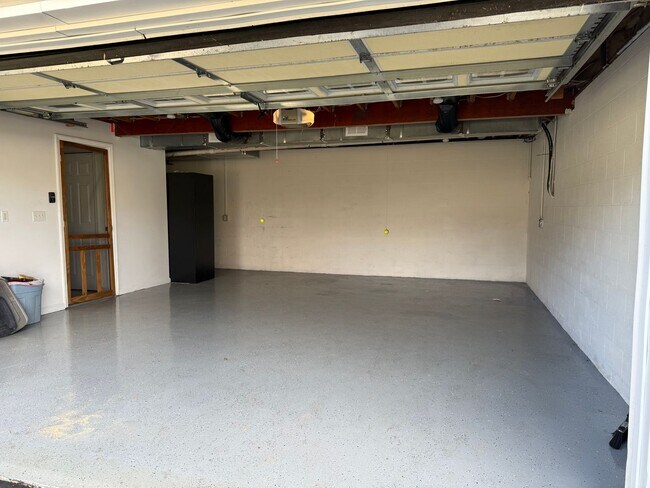 Building Photo - Beautiful Home behind ETSU and 5 minute drive to VAMC