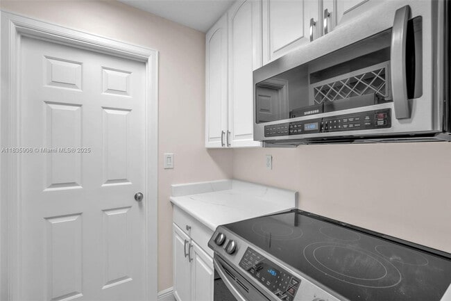 Building Photo - 250 E Royal Palm Rd