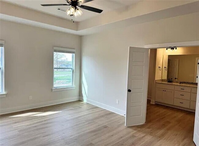 Building Photo - 941 Round Top St