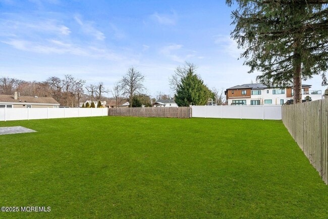 Building Photo - 1 Robin Dr