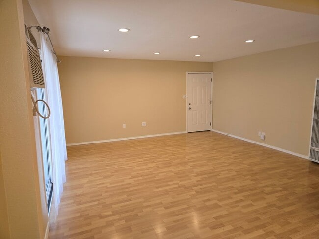 Building Photo - Campbell Duplex: 2 BR 1 BA with Office/Ext...