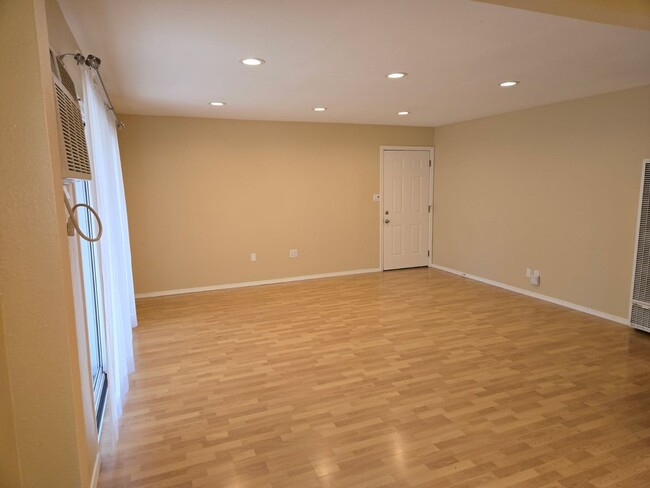 Building Photo - Campbell Duplex: 3 BR 1 BA with Garage & W...