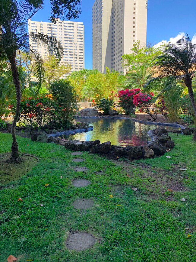 Building Photo - Convenient Downtown  1 Bed 1 Bath 1 Parking in the Kukui Plaza