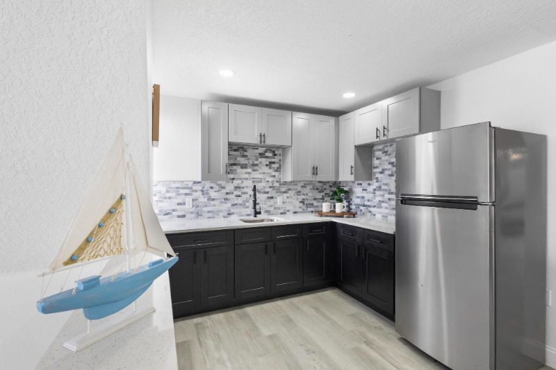 Building Photo - 1824 Lake St