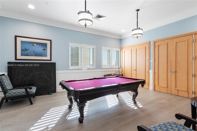 Building Photo - 2650 Lake Shore Dr