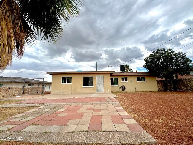 Building Photo - 209 San Saba Rd