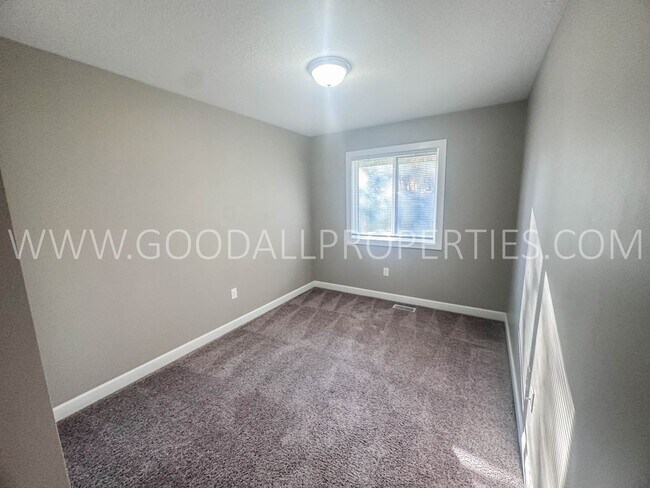 Building Photo - Rent Special $995 for the first 3 months of the lease!! 1.5-bath townhome in Van Meter, complete ...