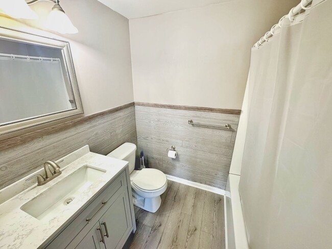 Building Photo - One Bedroom House Close to Campus!!