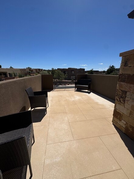 Building Photo - 1610 W Canyon Tree Dr