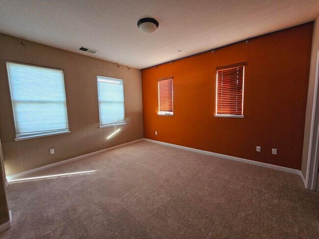 Building Photo - Modern Spacious Townhome in San Pablo