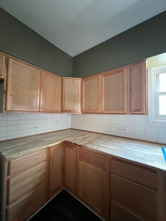 Building Photo - 1114 S Monitor Ave