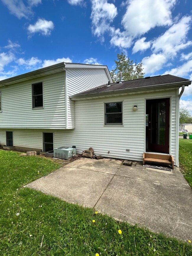 Building Photo - Three bedroom duplex