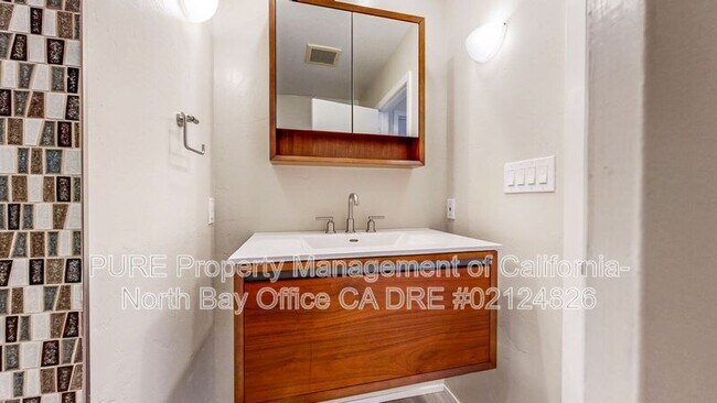 Building Photo - 652 Corlano Ave
