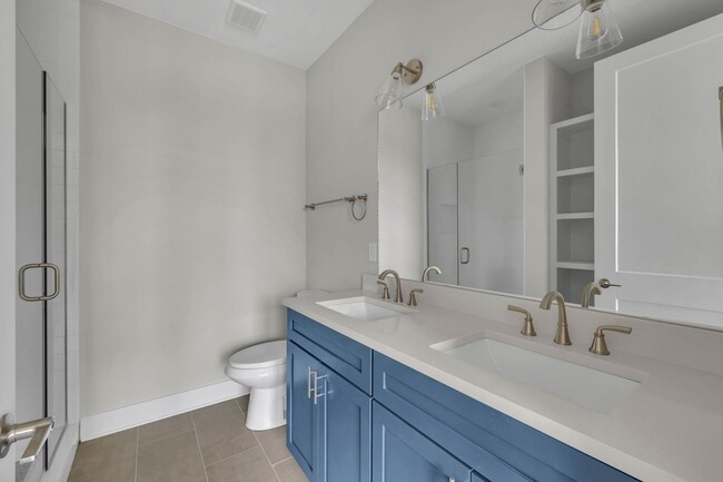 Building Photo - 425 Veritas St