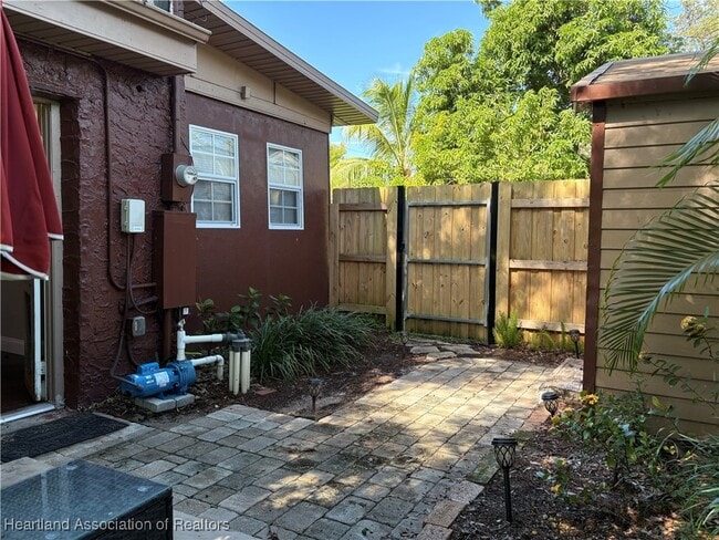 Building Photo - 2650 Lakeview Dr