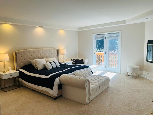 Building Photo - Beautiful and Spacious 3BD + Den