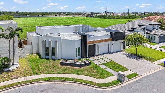 Building Photo - Modern 3-Bed / 3-Bath Home with Pool!