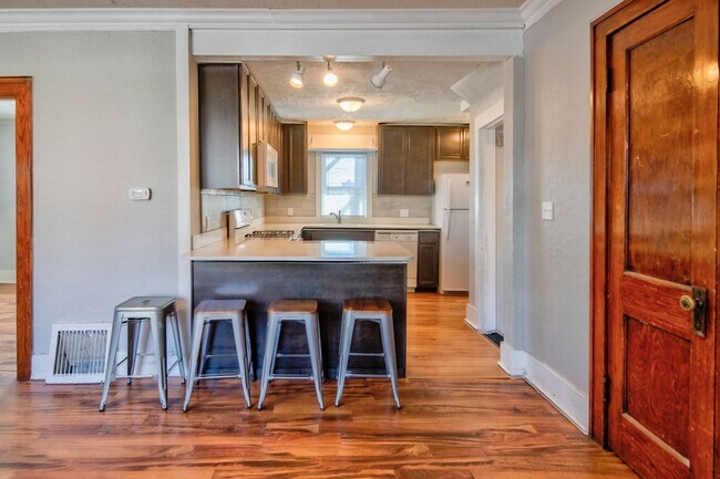 Building Photo - 563 S 35th St