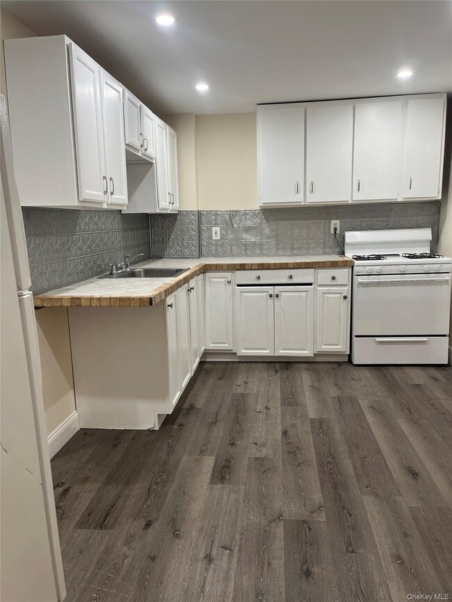 Building Photo - 26-26 Franklindale Ave