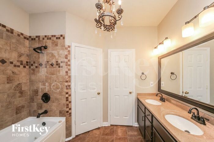 Building Photo - 10432 Kensington Cir