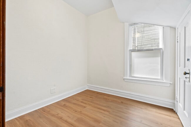Building Photo - 1429 W Barry Ave