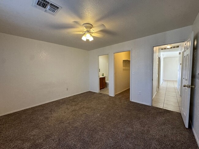 Building Photo - 3BR Duplex with gated yard and Garage