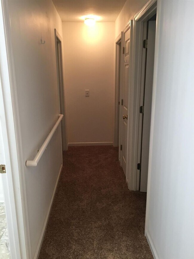 Building Photo - 3 Bedroom Hendersonville Ranch