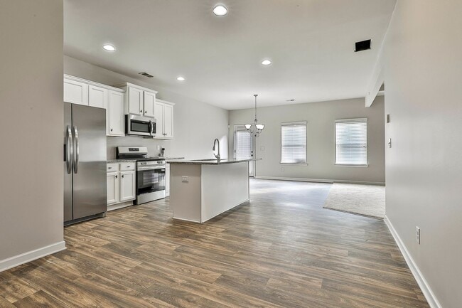 Building Photo - McDonough Home Spacious and Close to Everything!