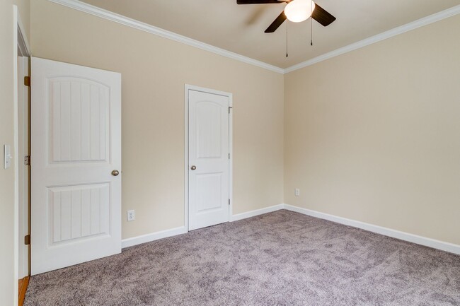 Building Photo - Feels Like New 3 Bed 2 Bath Minutes from H...