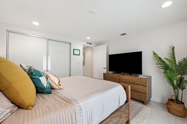 Building Photo - 2112 NE 32nd Ave