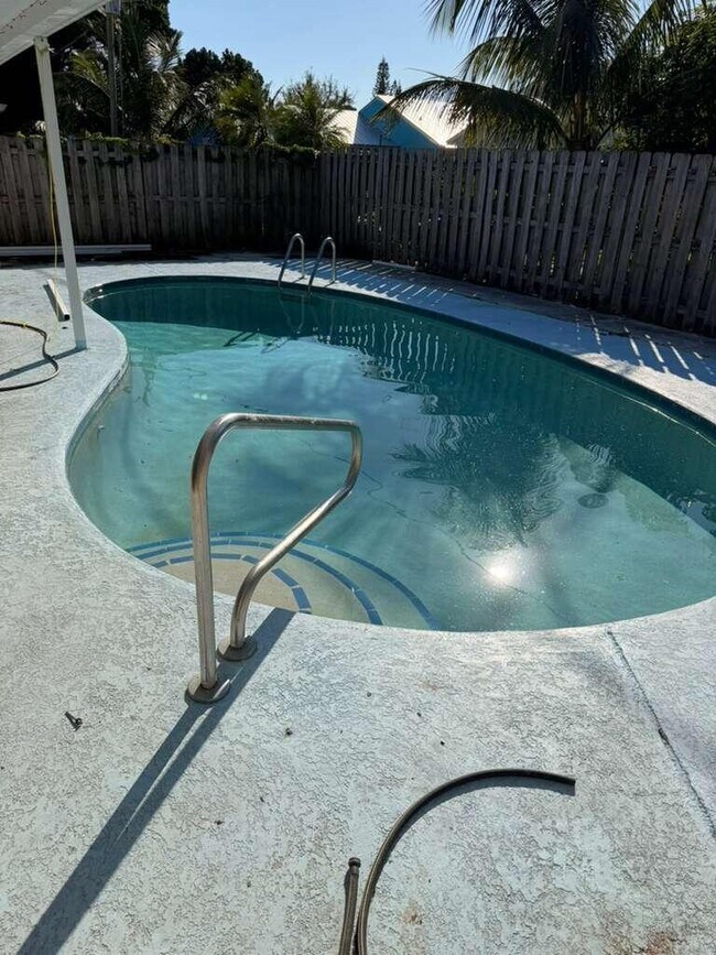 Building Photo - 5866 SE Mitzi Ln