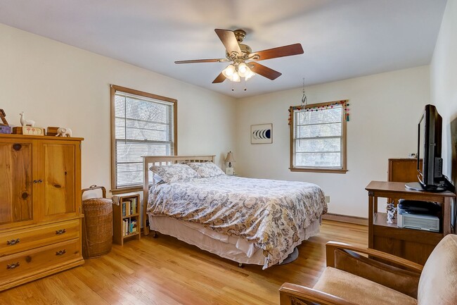 Building Photo - Charming Bi-Level Home in Sunset Village -...