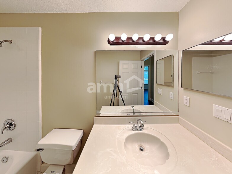 Building Photo - 805 Putters Green Way N