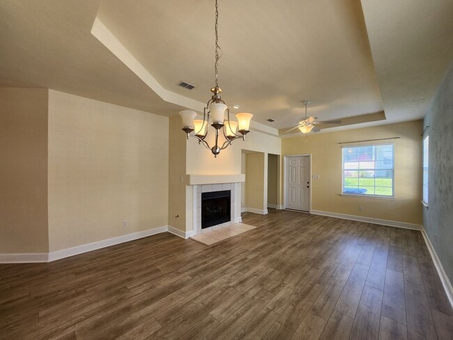 Building Photo - Beautiful 3 bedroom town home with wood fl...
